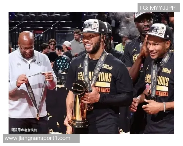 尼克斯新秀科勒克致敬科比与冠军奖杯合影展现传奇风范